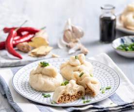 Orientalne bułeczki na parze z mięsem drobiowym z rosołu