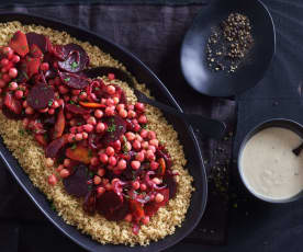 Cous cous di zucca, barbabietola e ceci con salsa tahini