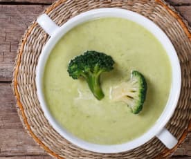 Sopa de brócoli y almendras