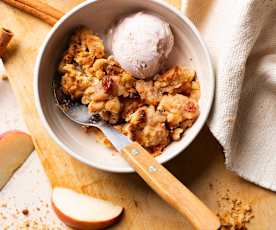 Veganes Apfel-Nuss-Crumble mit Rumrosinen