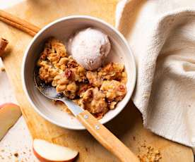 Crumble végan aux pommes et aux noix avec des raisins secs au rhum