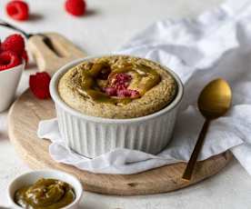 Pieczona owsianka z kremem pistacjowym i malinami
