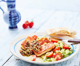 Halloumi mit Gurken-Koriander-Salat und Olivensalsa