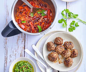 Boulettes de bœuf sauce chimichurri, ragoût de haricots rouges et poivrons