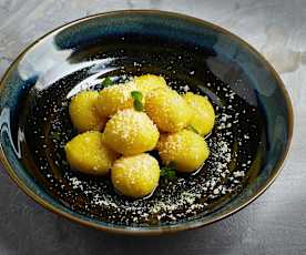 Gnocchi ripieni con spinaci freschi e salsiccia