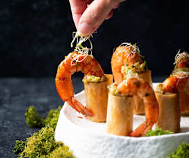Vasitos de filo con aguacate y gambas