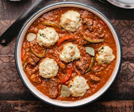 Goulash di manzo con canederli al vapore