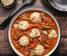 Hovězí guláš s knedlíky ze staršího pečiva