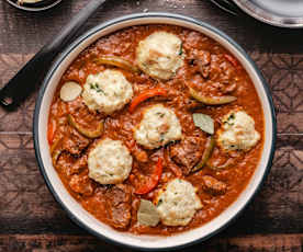 Gulasz wołowy z knedlami z czerstwego pieczywa