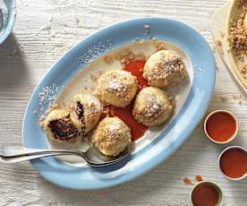 Mozartknödel mit Erdbeersauce