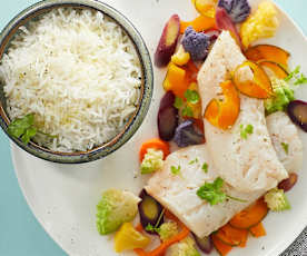 Peixe ao vapor com arroz e legumes