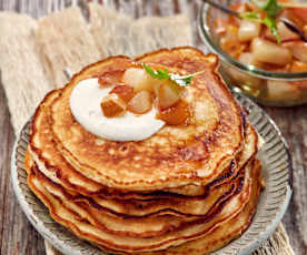 Pfannkuchen mit Birne und Vanillejoghurt