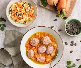 Gulasz z pulpetami kiełbasianymi; Surówka z kalarepą