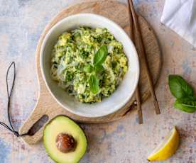 Makaron shirataki (konjac) w sosie z pesto z awokado