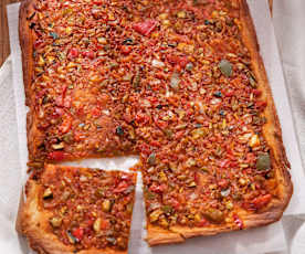 Brot mit Gemüse-Topping