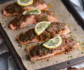 Salmón asado con tomates secos