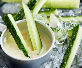 高蛋白芥末酸奶酱沾黄瓜