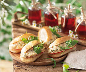 Panecillos con langostinos, rúcula y manzana