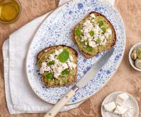 Bruschetta z pastą z bobu i serem feta