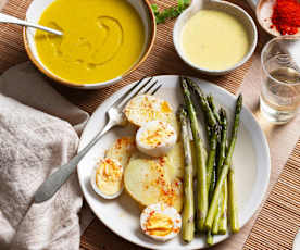Crema de verduras, espárragos en salsa de mostaza con patatas y huevo duro