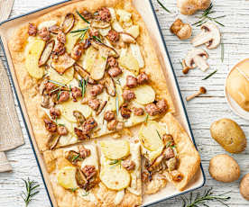 Pizza con patate, funghi porcini e salsiccia