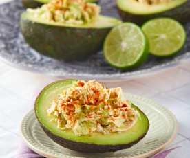 Aguacates rellenos con ensalada de pollo low carb