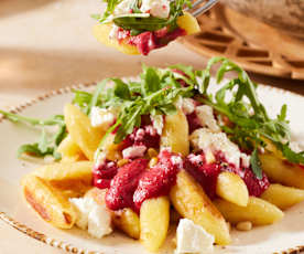 Schupfnudeln mit Rote-Bete-Sauce, Feta und Rucola