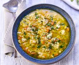 Risoni-Gemüse-Suppe mit Hähnchen