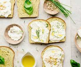 Pão de manjericão com creme de ervas e azeite de limão