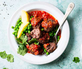 Albóndigas de ternera con patatas y guisantes