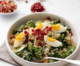 Ensalada templada con kale, judías blancas, nueces y bayas de goji