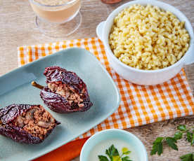 Chiles rellenos con chorizo y hongos, sopa de poro, pasta y cheesecake de café