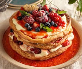 Brandteigtorte mit Vanillecreme und frischen Beeren