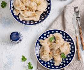 Pierogi z mięsem z rosołu i kiszoną kapustą