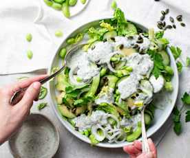 Salada verde com molho "green goddess"