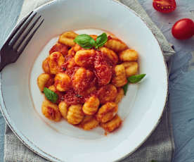 Νιόκι με σάλτσα ντομάτας και βασιλικό