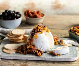 Queijo fresco com tomate e azeitonas
