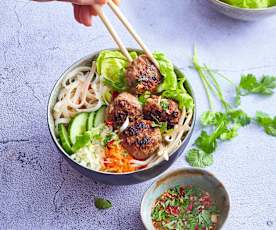 Bun cha de boulettes de porc, nouilles de riz complètes