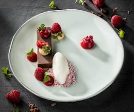 Valentinské čokoládové řezy s malinovým želé a zázvorovým sorbetem