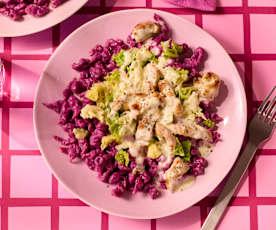 Rote-Bete-Spätzle mit Wirsing-Geschnetzeltem