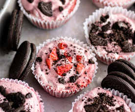 Mini tartas de crema de fresa con galletas de chocolate