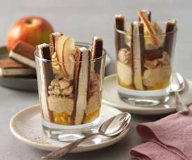 Milchschnittendessert im Glas mit Mandeln