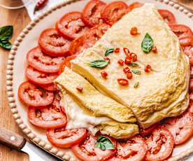Omelete de mozarela e salada de tomate