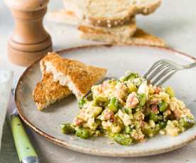 Huevos revueltos con espárragos y beicon para dos