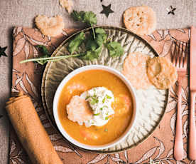 Soupe de crevettes-légumes, crème montée aillée et chips de parmesan
