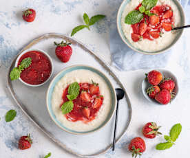 Kokosowa jaglanka z sosem truskawkowo-miętowym