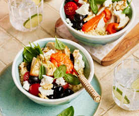 Couscous-Hähnchen-Bowl mit Feta und Paprikadip