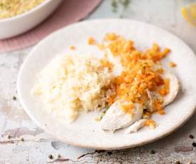 Filetes de peixe-espada e legumes a vapor com arroz pilaf