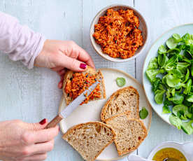 Pain grillé et pesto rouge