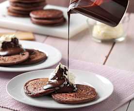 Kakaowe pancakes z bitą śmietaną i sosem czekoladowym